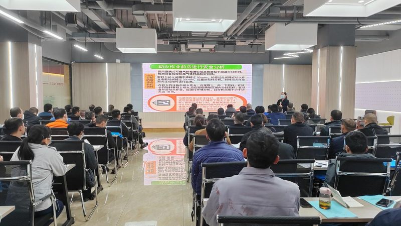 叉车操作后，应及时进行清洁和保养，以延长叉车的使用寿命。具体包括：